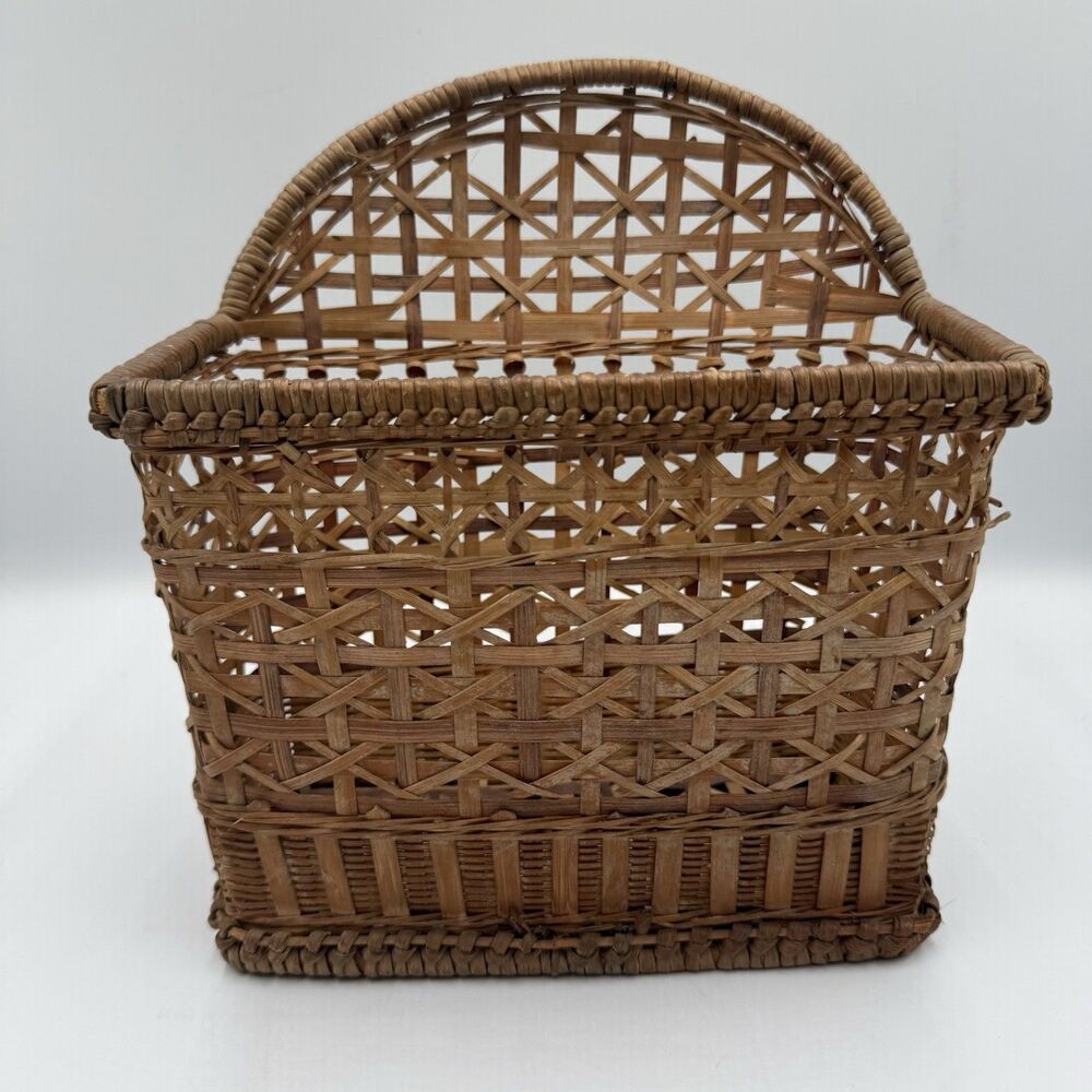 Vintage Wicker Wall Pocket Basket Hanging Mail Holder Boho Cottagecore 9.5 in